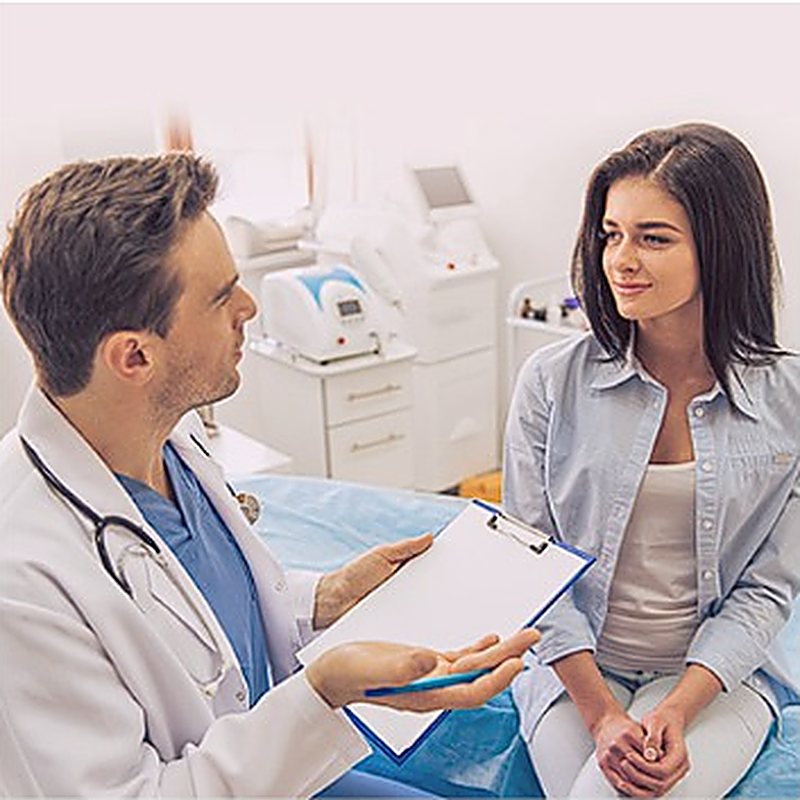 Médico conversando con una paciente durante la consulta